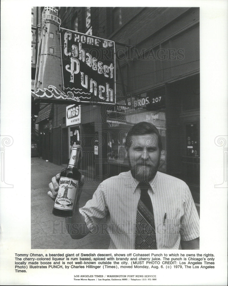 1979 Press Photo Tommy Ohman, shows Cohasset Punch to which he owns the rights - Historic Images