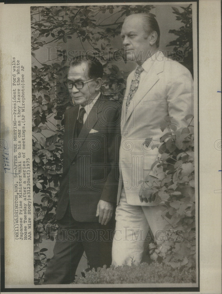1975 Press Photo President Ford walks Japanese Prime Minister Miki - Historic Images
