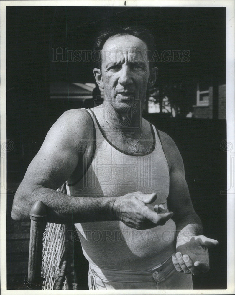 1982 Press Photo John F. Mihajevic dived to save someone in the Chicago River - Historic Images