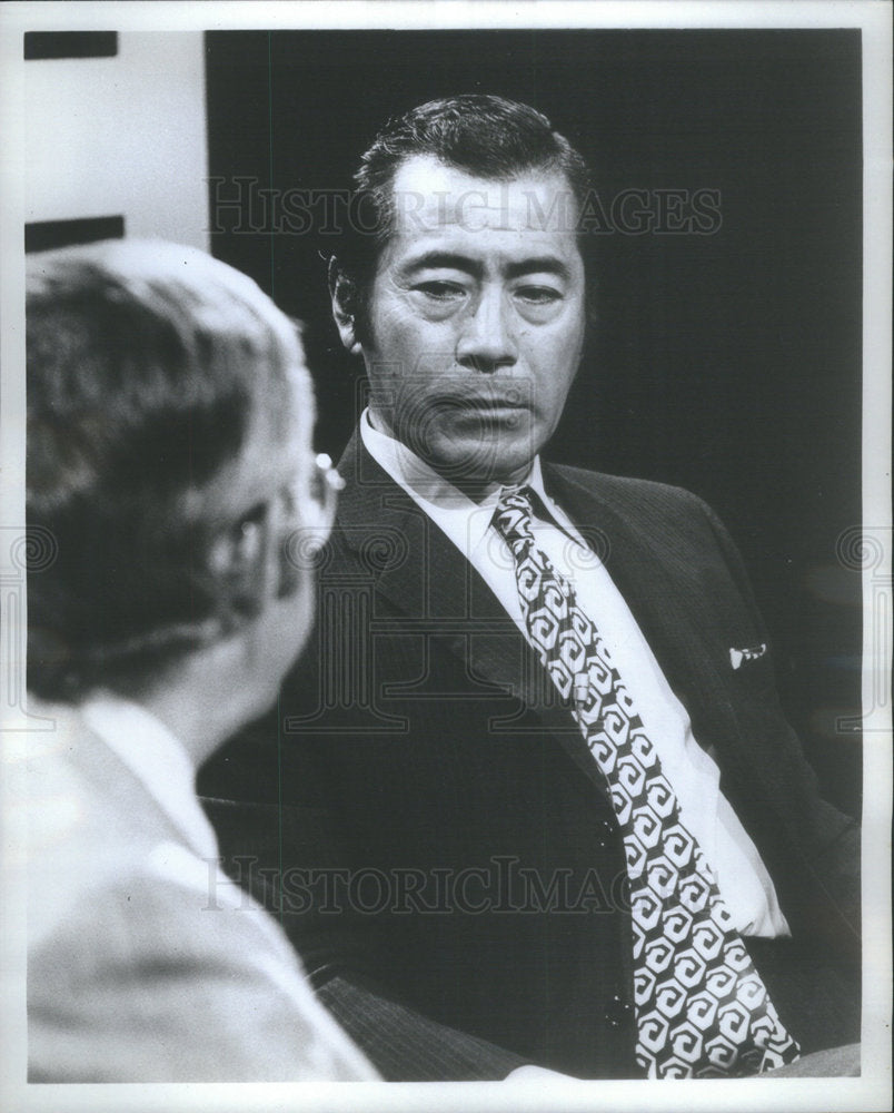 1972 TOSHIRO MIFUNE JAPANESE ACTOR HOST CHARLES CHAMPLIN - Historic Images