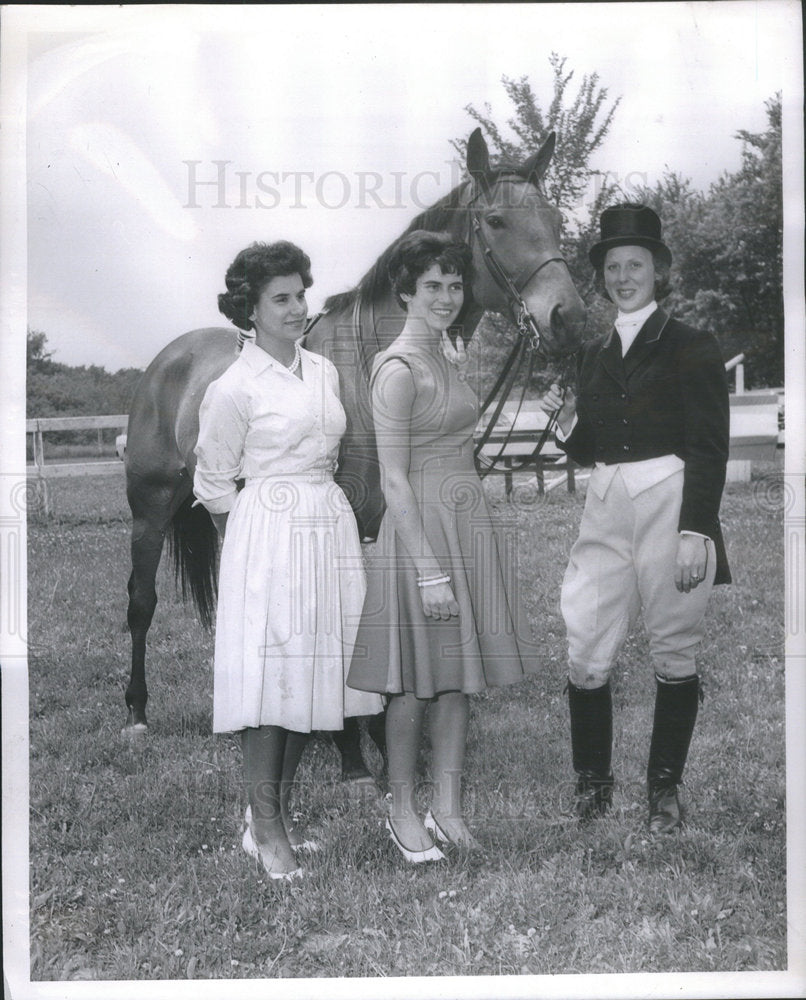 1961 Press Photo Mrs. John Middleton Jr. Lake Forest Horse Show Illinois - Historic Images