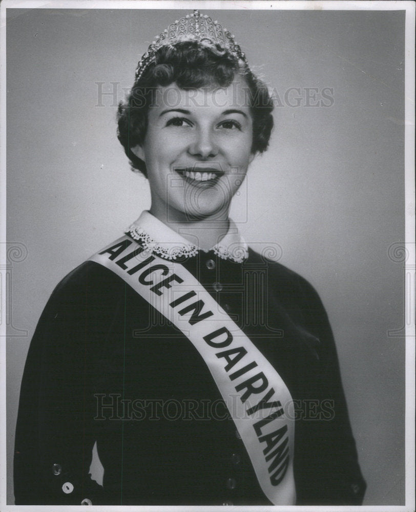 1957 Press Photo Alice Mairy Land Miss Dorris Alicea Wisconsin Resort Travel - Historic Images