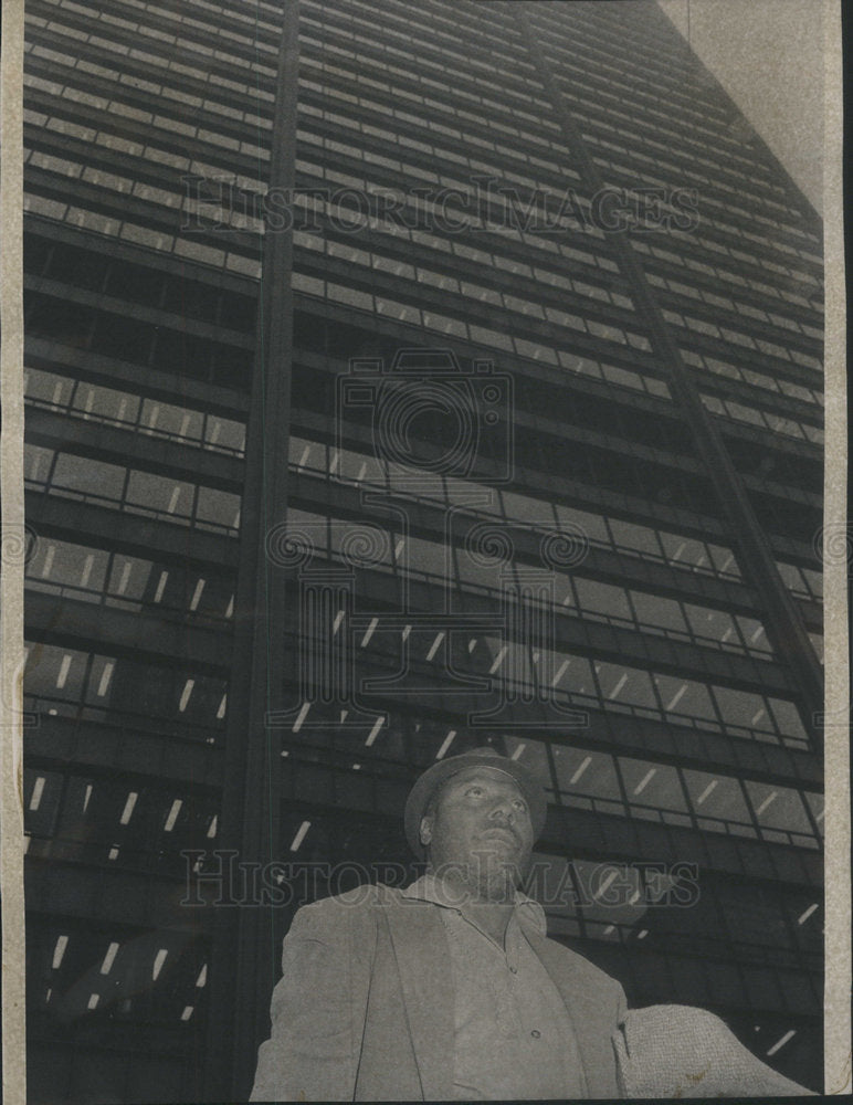 1973 Press Photo Eugene Owens afraid of heights. - Historic Images