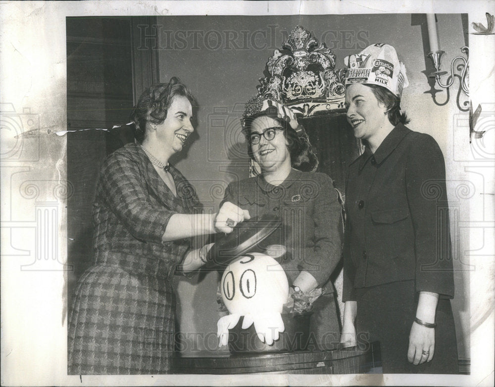 1960 Times food editor, opens gourmet benefit announcement casserole - Historic Images