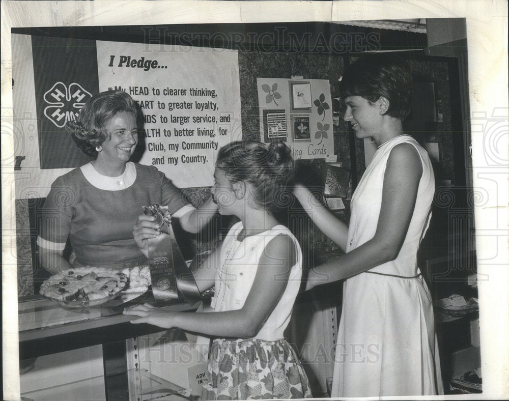 1964 Press Photo Alma Lach Awarding Suzanne and Jody, the Champions. - Historic Images