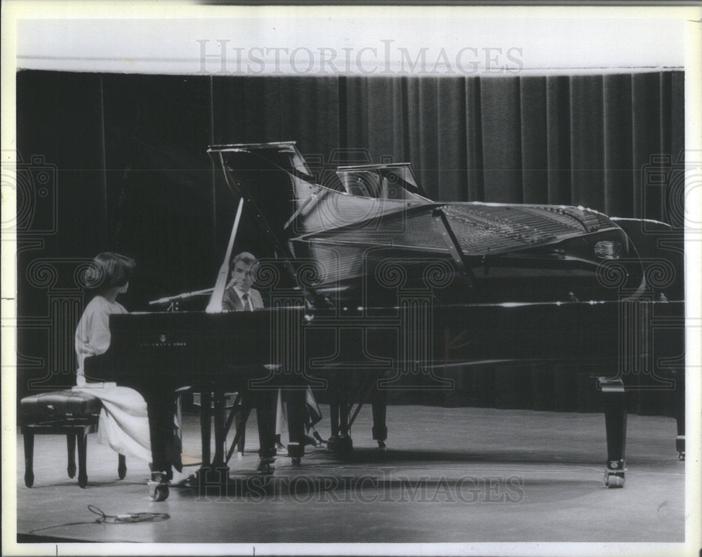 1986 Press Photo Pianist Misha Dichter teaches aspiring Kyoko Fujiwara. - Historic Images