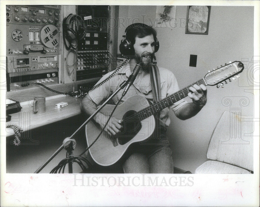 1984 Press Photo Diccon Lee record musical messages telephone machine Studio - Historic Images