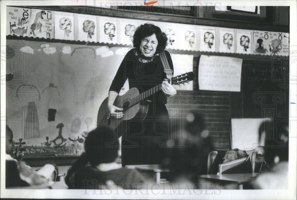 1982 Press Photo Cathy Larsen Education Director Old Town School Folk Music - Historic Images