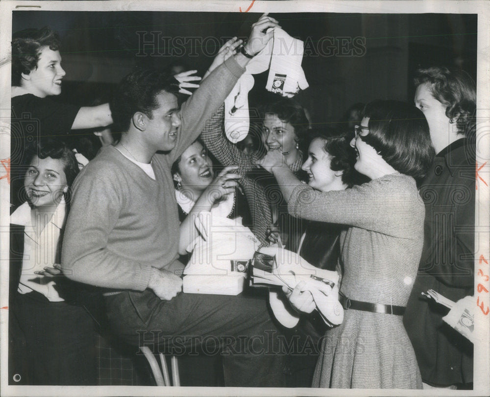 1962 Press Photo Bobby Sox Singer Julius Rosa score Chicago Theater Conference - Historic Images