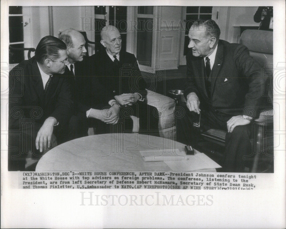 1963 Press Photo President Johnson Confers - Historic Images