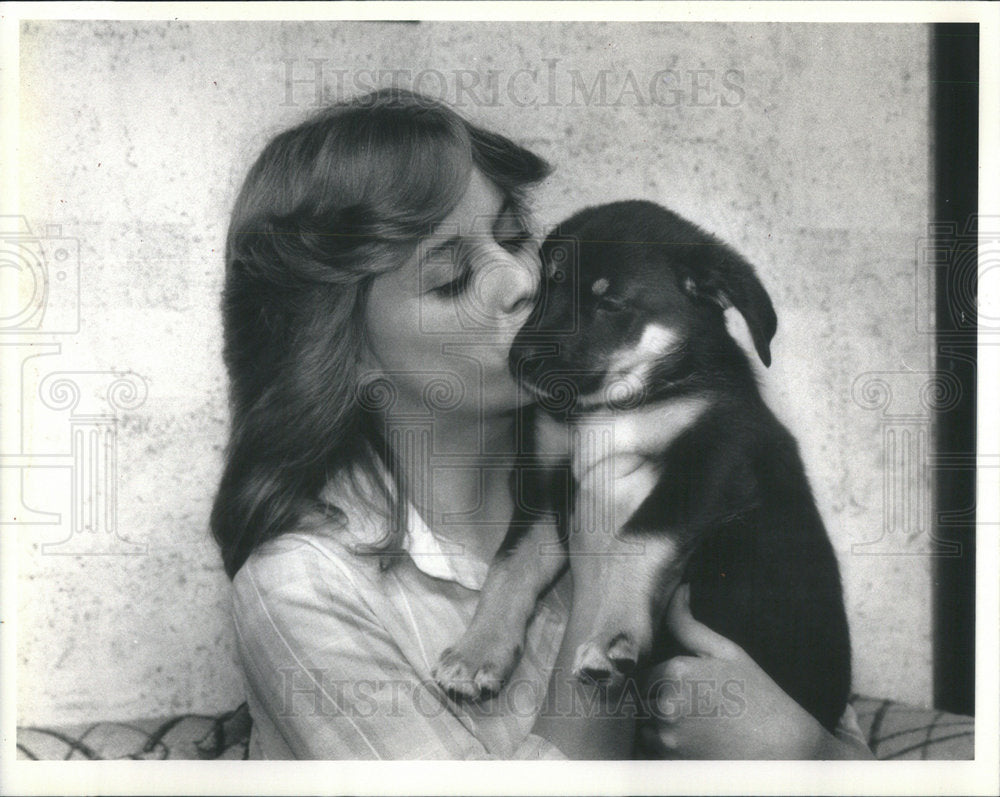 Press Photo Gary Dotson sister Laura family puppy kiss freedom - Historic Images