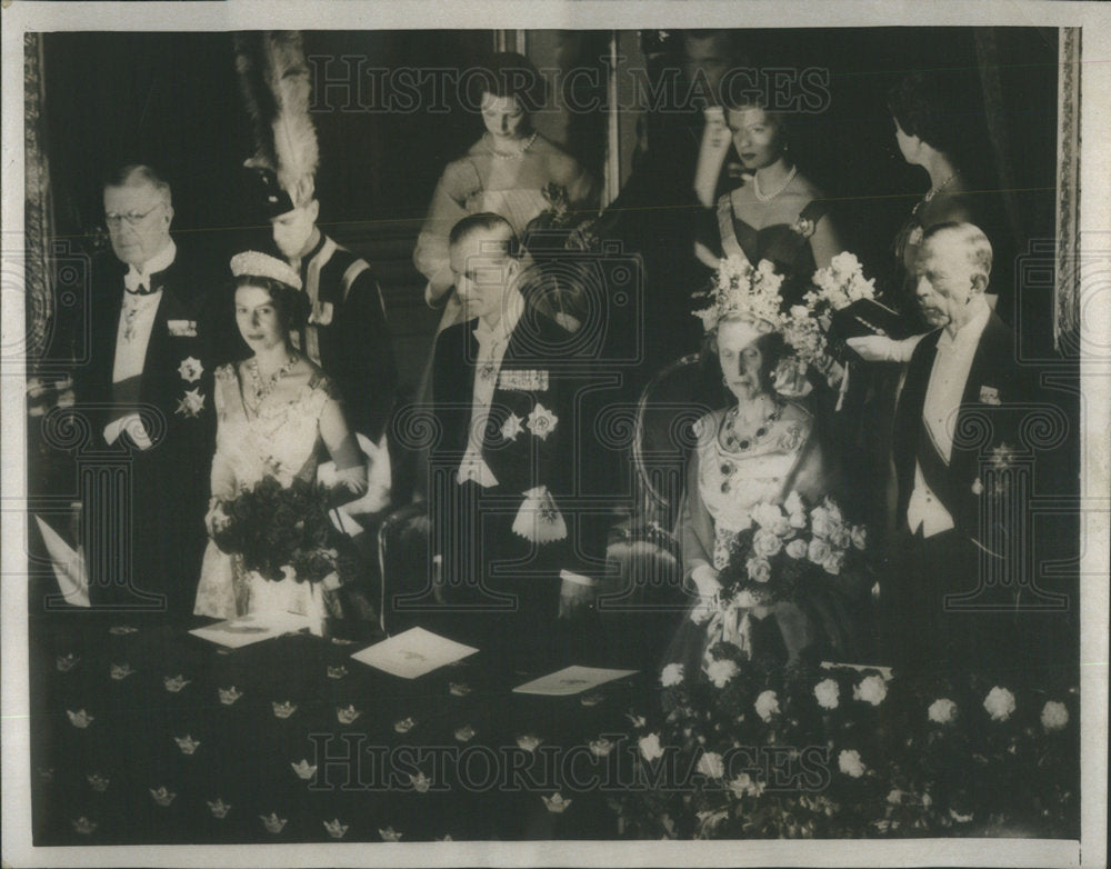 1956 Press Photo Queen Elizabeth II England Royalty - Historic Images