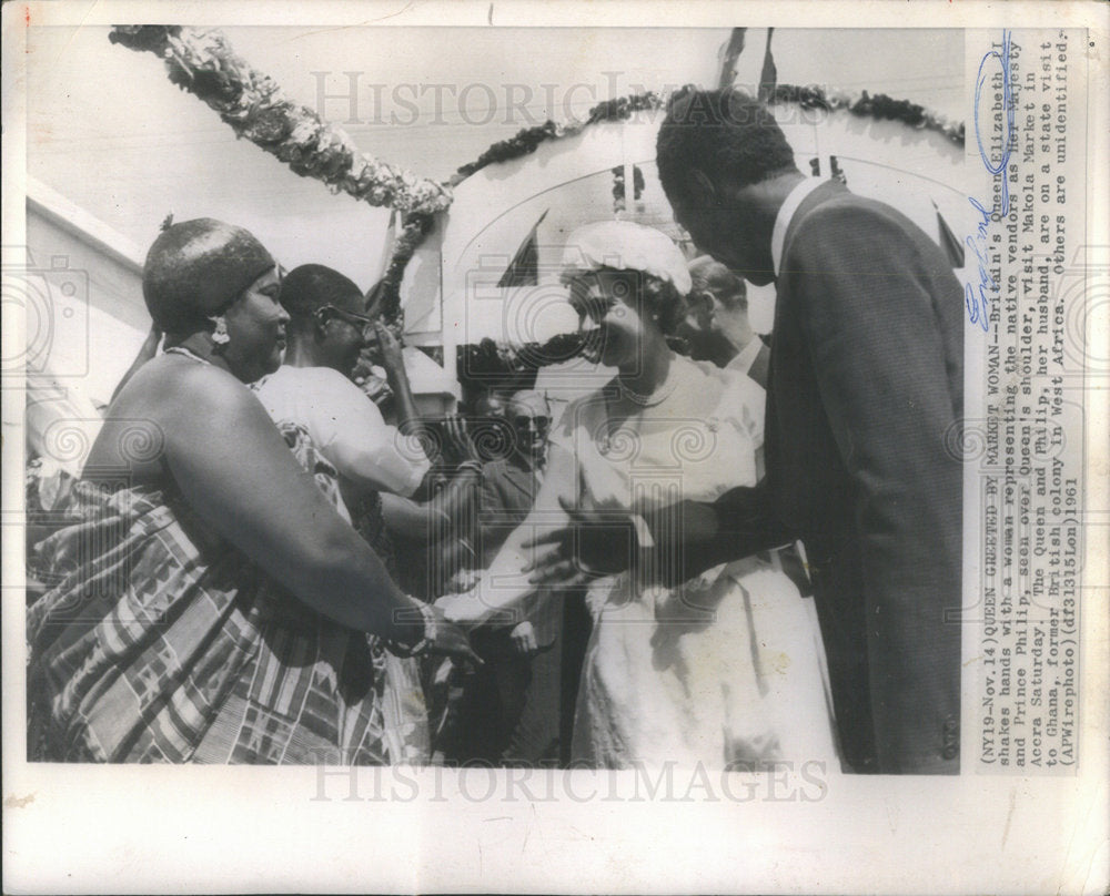 1961 Press Photo Britain Queen Elizabeth II Greet Market Women - Historic Images