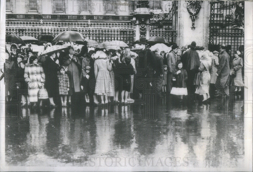 1953 Press Photo London People Wait Outside Buckingham Palace to See Queen. - Historic Images