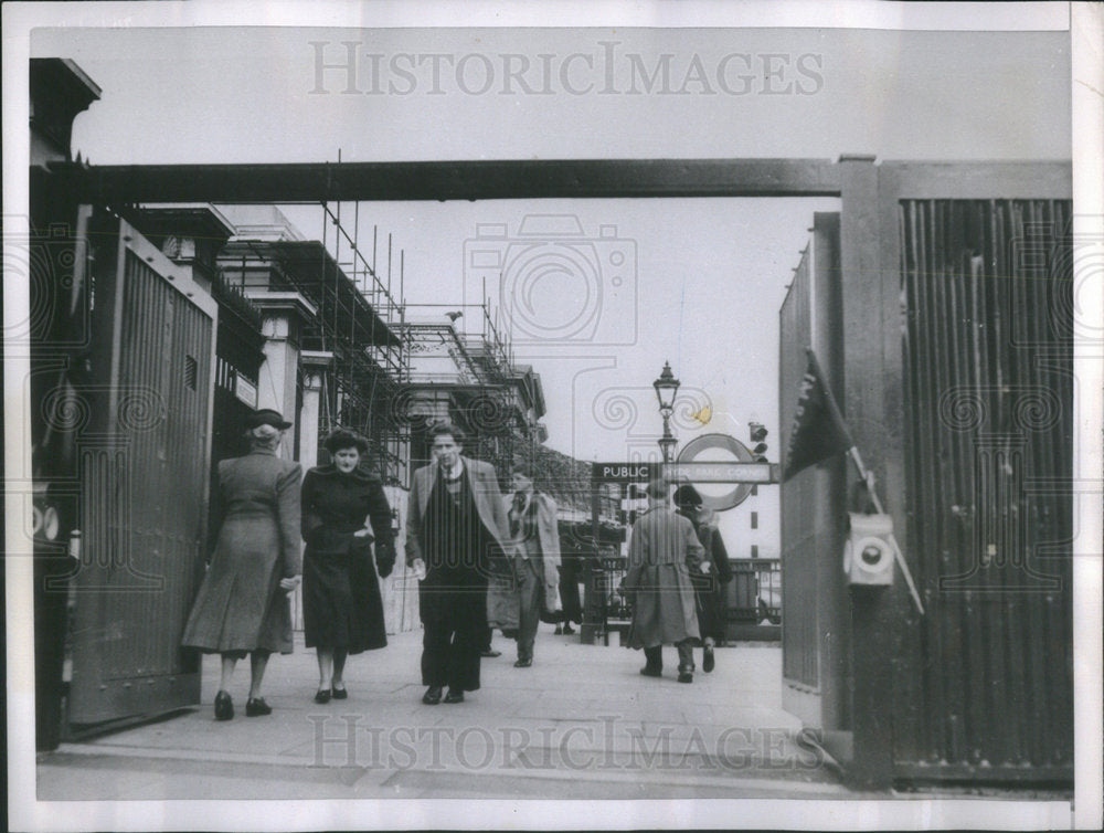 1953 Barriers Erected for Queen Elizabeth&#39;s Coronation Ceremony - Historic Images