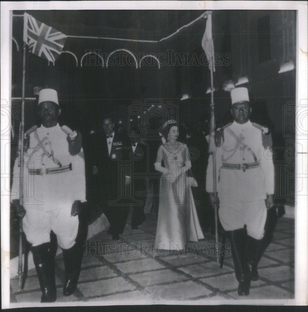 1965 Press Photo Queen Elizabeth England fbi arrives Republic Palace Welcome Sud - Historic Images