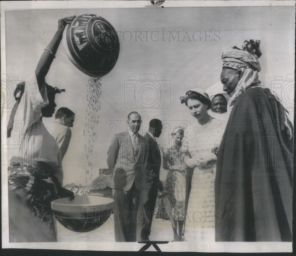 1956 Press Photo Education Makama Bida Kaduna Queen Elizabeth II Nigerian Work - Historic Images