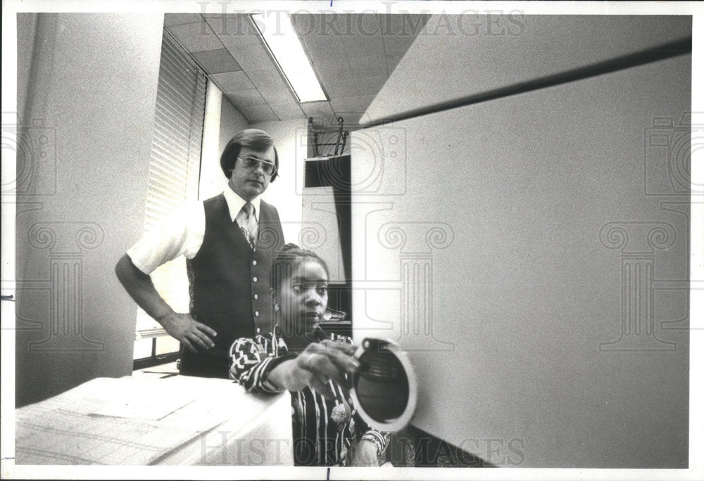 1977 Press Photo Bob Majewski, Illinois wage records manager, watches as Elaine. - Historic Images