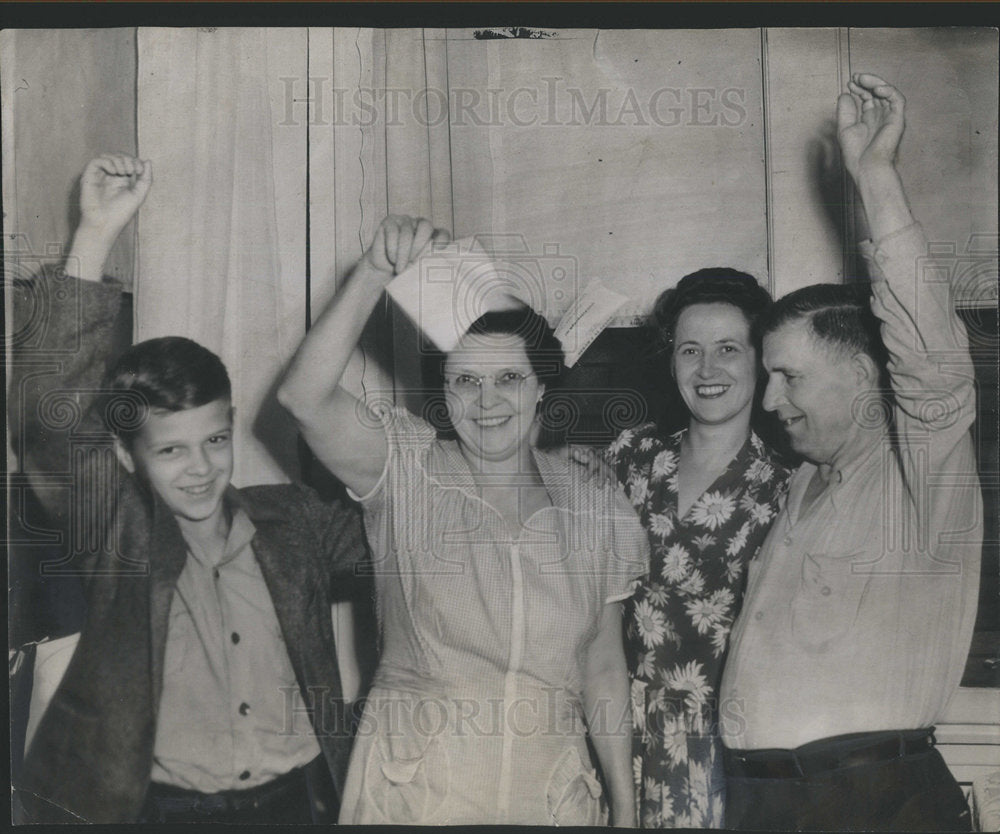1945 Mr & Mrs Mike Majczek Receive Telegram Telling Of Good News - Historic Images