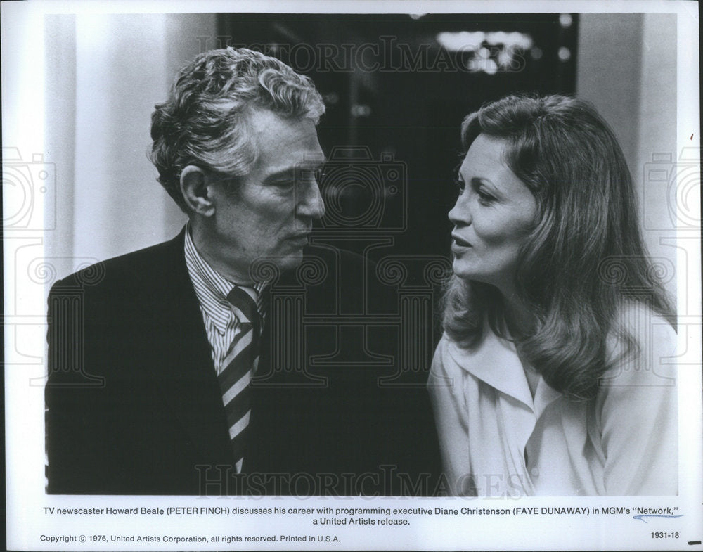 1977 Press Photo Peter Finch Actor crazed television anchorman Howard Beale Netw - Historic Images