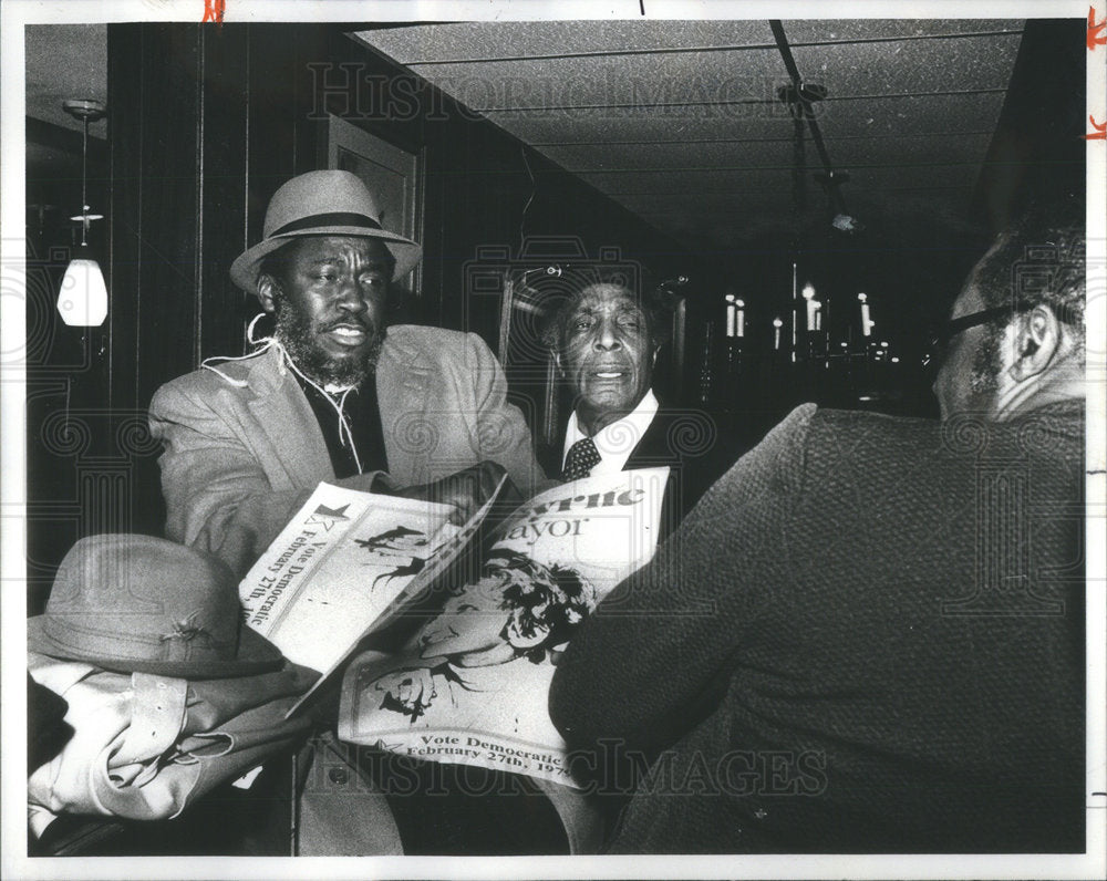 1979 Press Photo REV.A.I. DUNLAP  RALLY POSTERS SUPPORTING BILANDIC&#39;S RIVAL - Historic Images