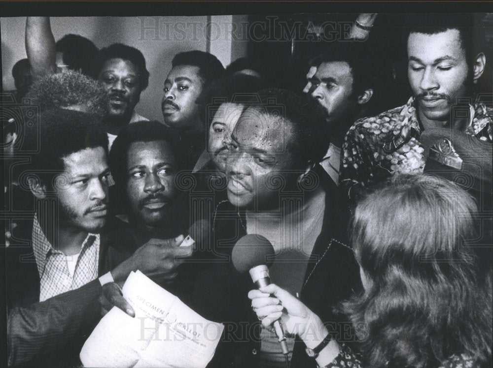 1973 Press Photo Alexander Larkin Strikers Picketers - Historic Images