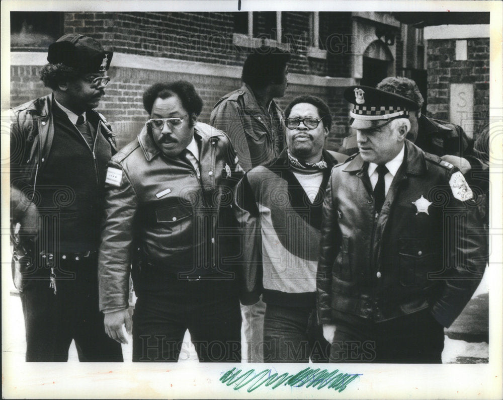 1984 Press Photo Police Lead a Suspect Who Killed a Person in Apartment. - Historic Images