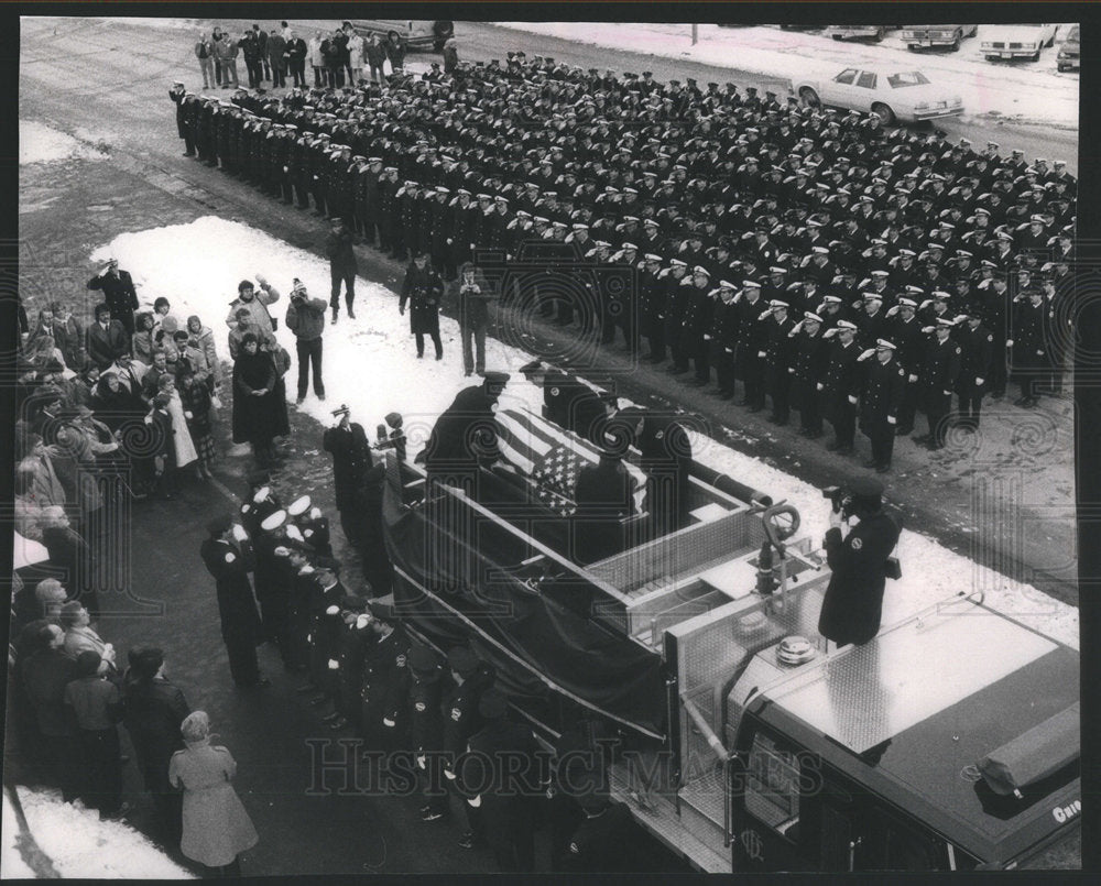 1986 Press Photo LT. EDMAOND COGLIANESE COMRADES SALUTE  FUNERAL - Historic Images