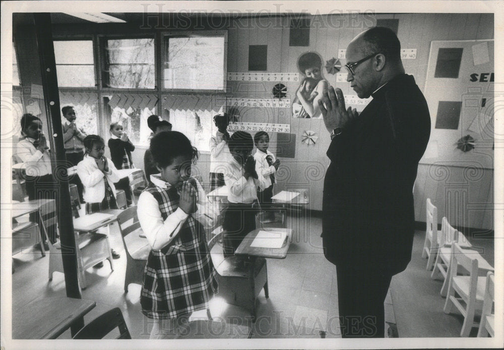 1981 Press Photo George H Clements American Roman Catholic Priest Chicago Ill - Historic Images