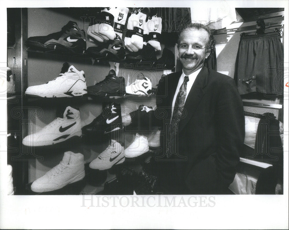 1992 Press Photo Tom Clarke Nike vice president general manager Nike Town - Historic Images