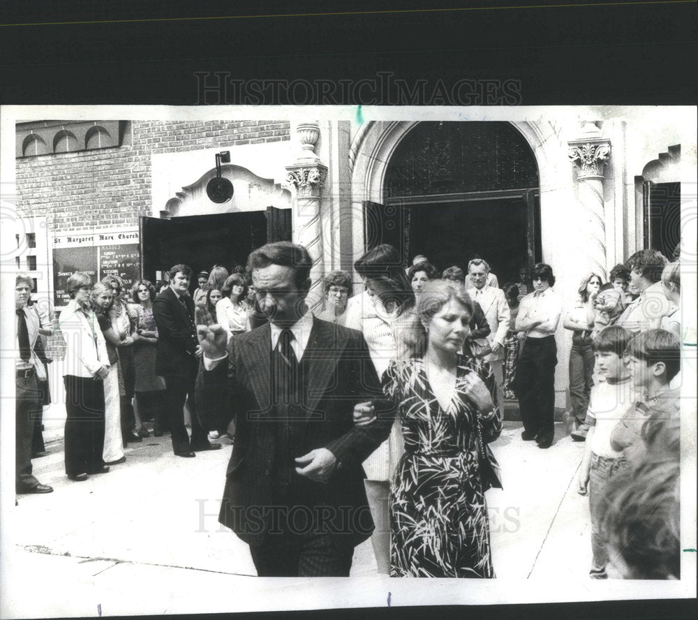 1977 Press Photo Mr Richard Clark Daughter Susan Funeral St Margaret Mary Church - Historic Images