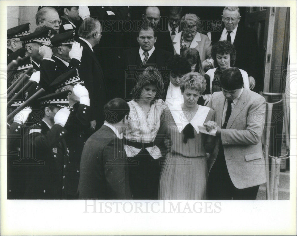 1986 Press Photo POLICE OFFICER RICHARD CLARK DAUGHTER JULIE FUNERAL - Historic Images