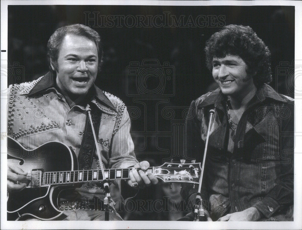 1975 Roy Clark Guest Stars On The Mac Davis Show - Historic Images