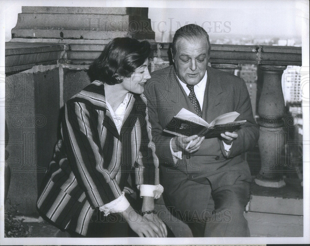 1956 Press Photo Sarah And Rudolph Churchill Reading Savrola Their Father's Book - Historic Images