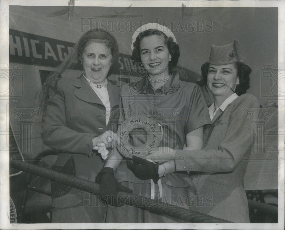 1950 Mrs.Henry Pchen Presents Donut Tag to Elizabeth McGee - Historic Images