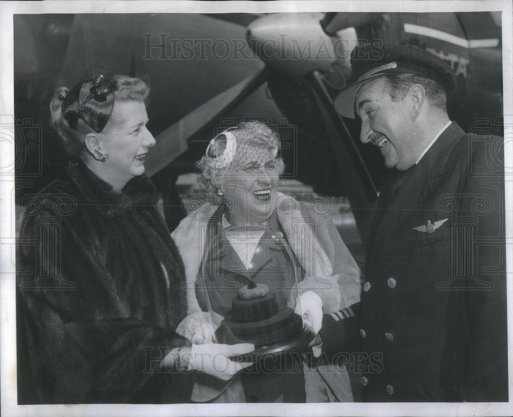 1959 Mrs. Henry D. Paschen with World War I doughnut. - Historic Images