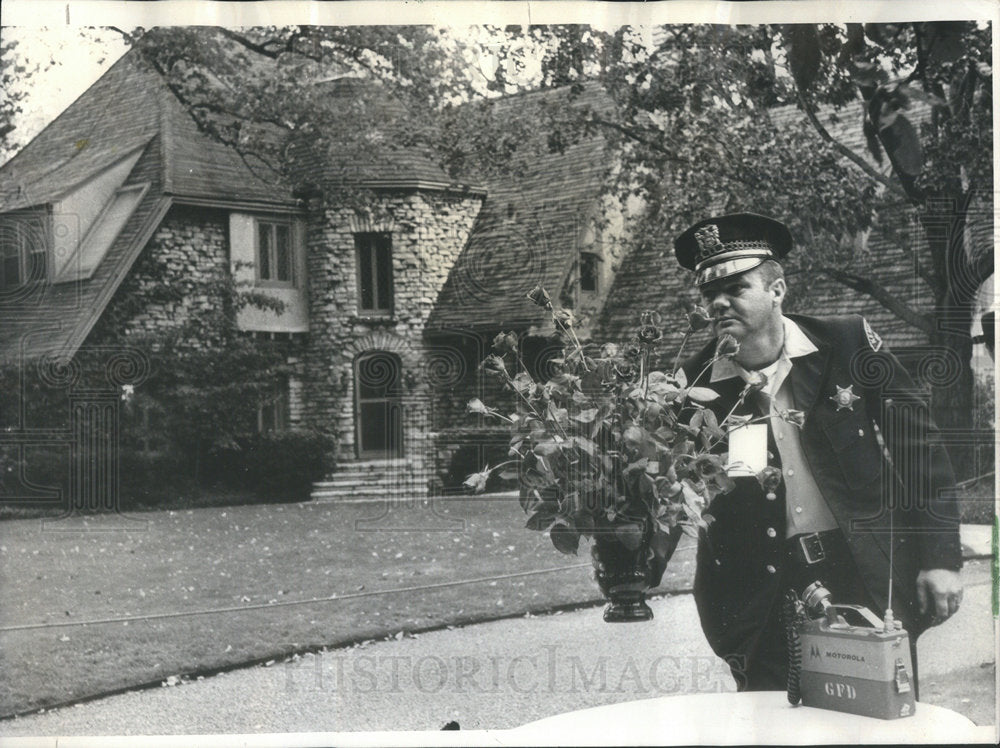 1966 KENILWORTH POLICEMAN JOHN PETERSON ROSES PERCY HOME - Historic Images