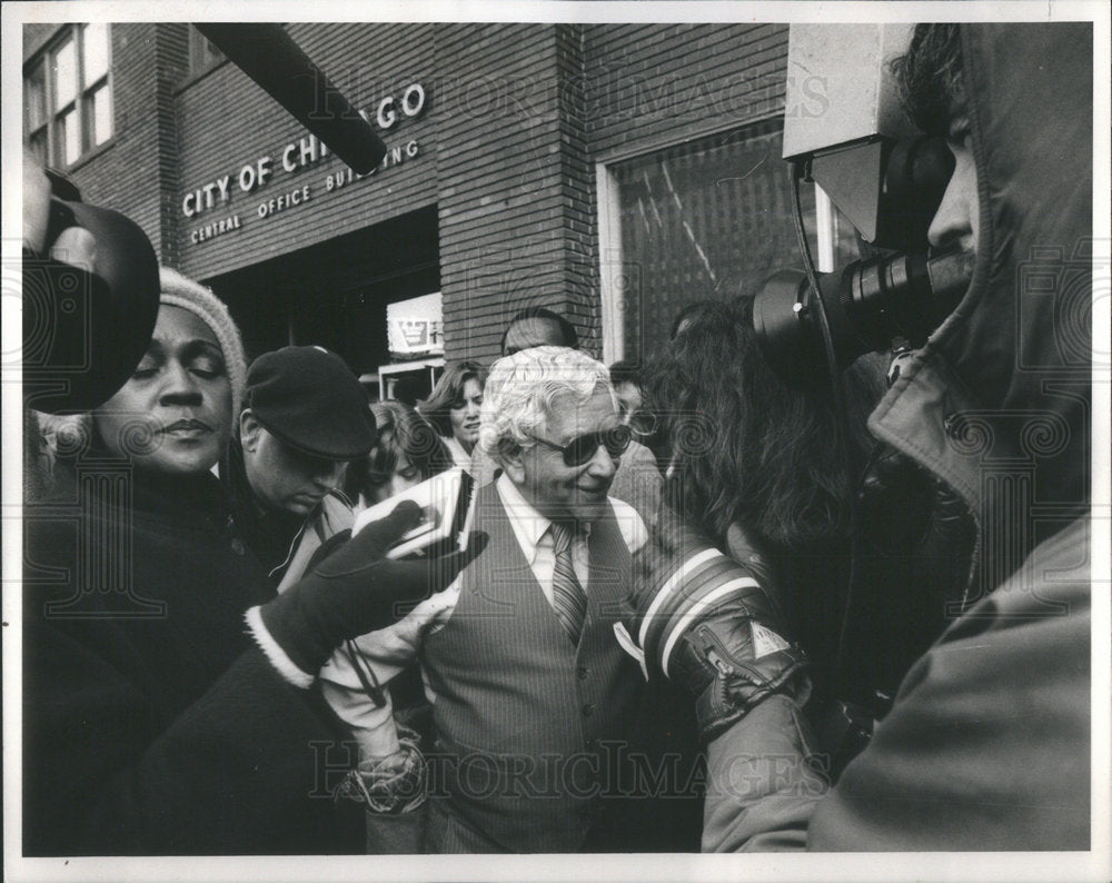 1985 Press Photo Judge Carl Cipolla Flees Gunman Talks Reporters - Historic Images