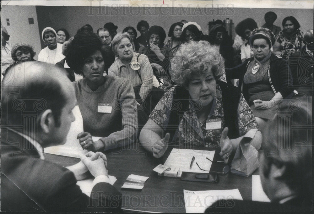 1977 Press Photo MAHA Chairman Gale Cincotta Demands Renovation of HUD Houses - Historic Images