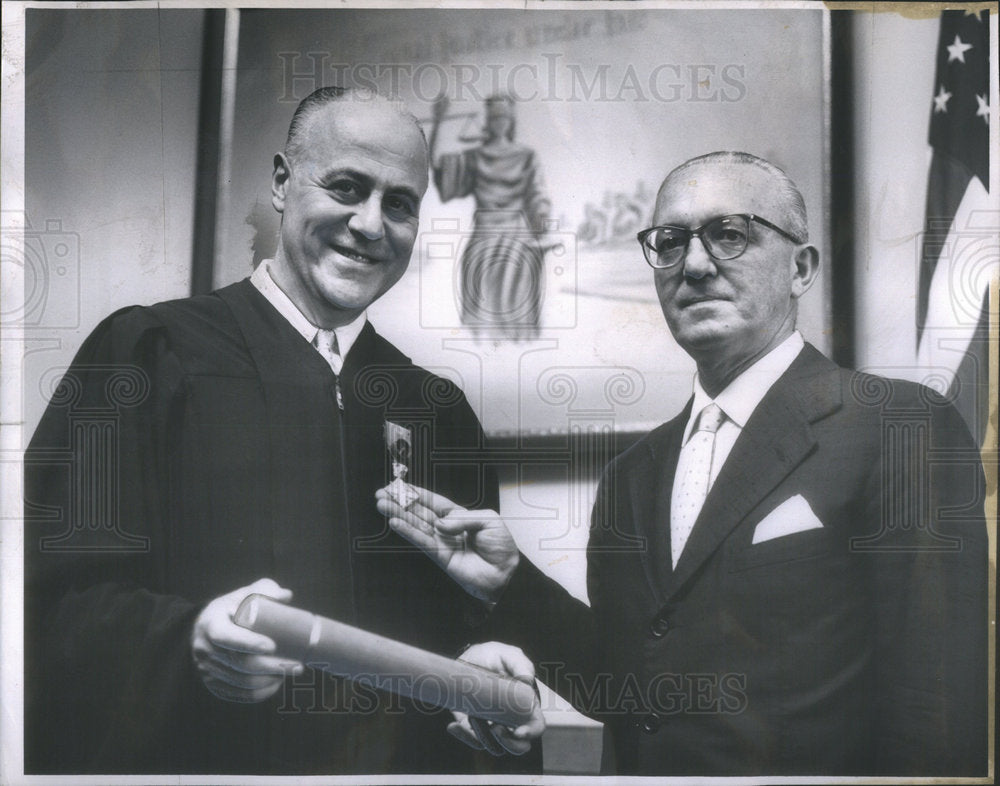 1961 Press Photo Judge Alfred J. Cilella receives award from Italian Republic - Historic Images