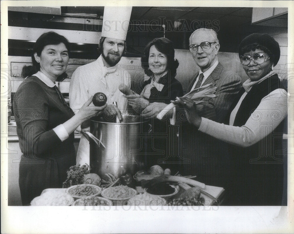 1982 Press Photo Stone Soup Geraldine de Haas Holding the Stone - Historic Images