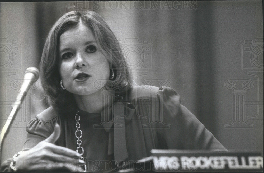 1985 Press Photo Sharon Rockefeller testifying before a Senate Committee - Historic Images