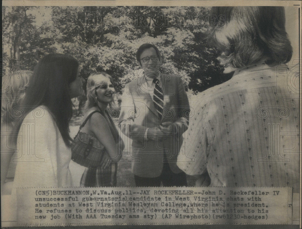 1973 Press Photo John D Rockefeller IV Speaks With Wesleyan College Students - Historic Images