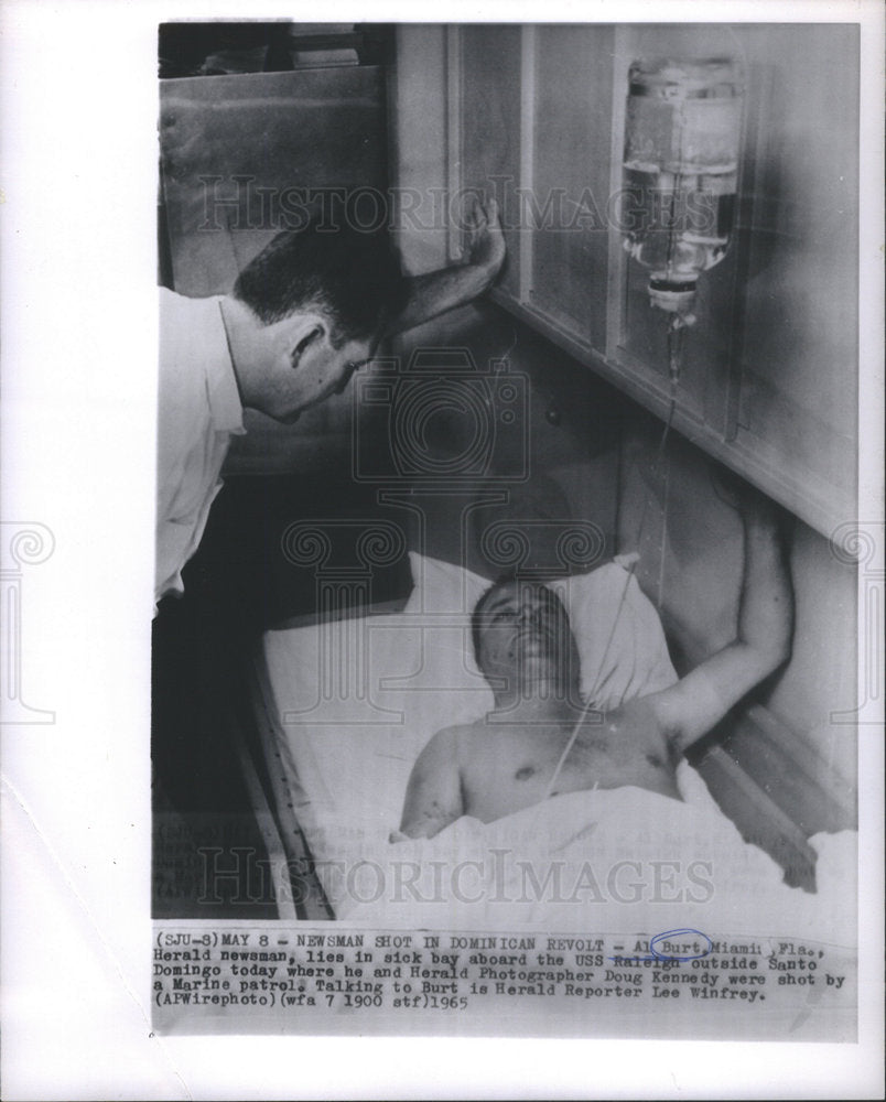 1965 Press Photo Reporter Al Burt & Photographer Doug Kennedy Shot During Revolt - Historic Images