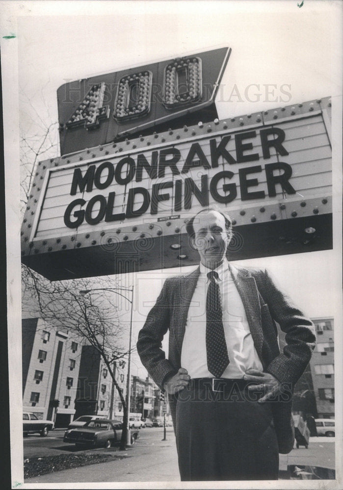 1981 Press Photo Jim Burrows 400 Theater Marquis Reads Moonraker Goldfinger - Historic Images