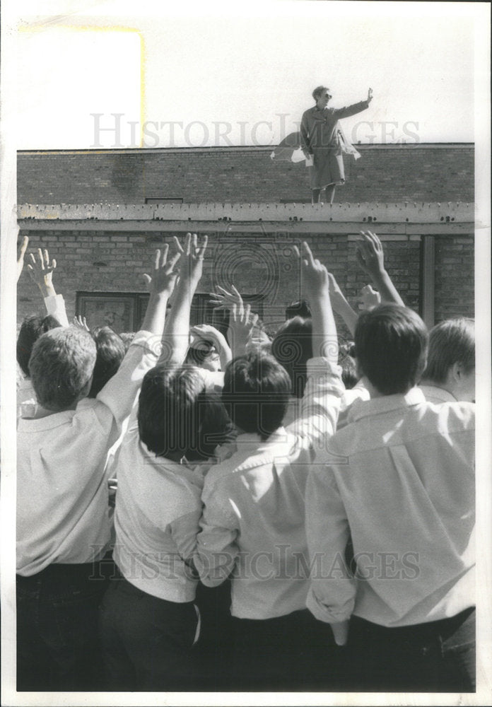 1987 Press Photo sister Ann Busch roof St. Mary School Buffalo Grove - Historic Images