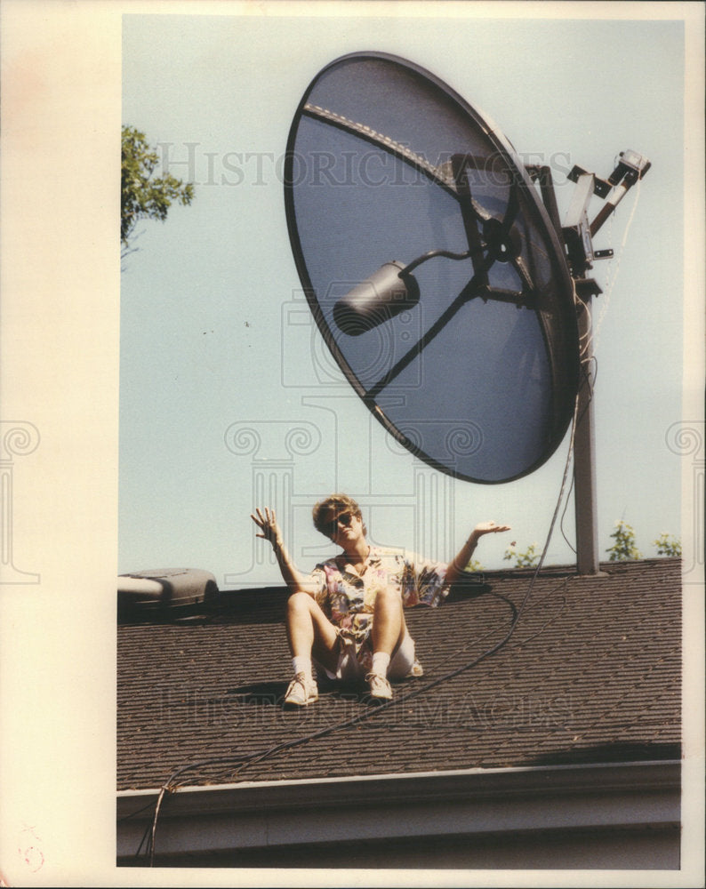 1991 Press Photo Sharon Bussell On Roof With Huge Satellite - Historic Images