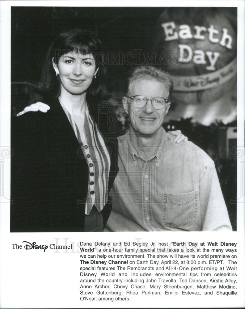 1996 Press Photo Dana Delany And Ed Begley Jr Host Earth Day Walt Disney World - Historic Images