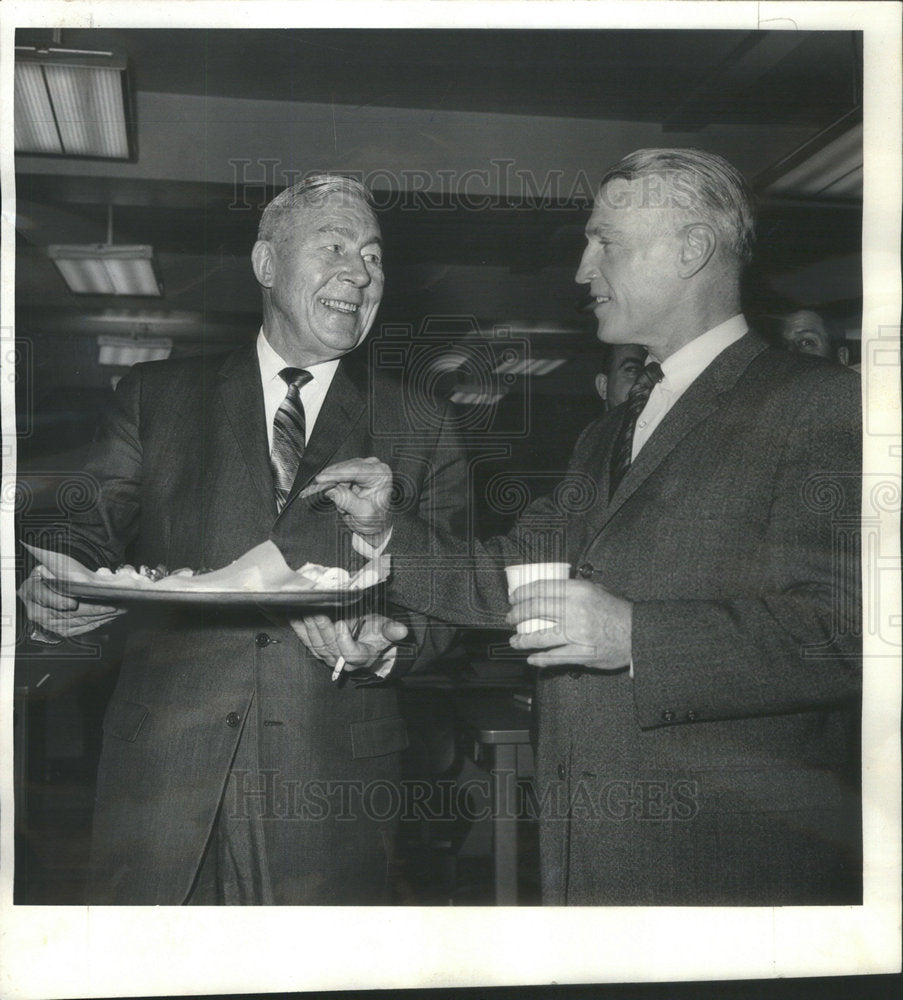 1964 Press Photo Orlando offers cookies Michael coffee police headquarters - Historic Images