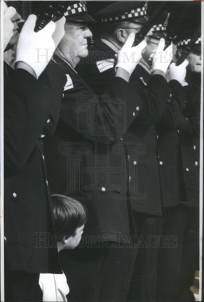 1982 Press Photo Boy Sneaks Peep At Honor Guard At Martin E. Darey Jr.&#39;s Funeral - Historic Images